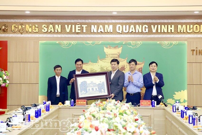 Hưng Yên: Chủ tịch Ủy ban MTTQ Việt Nam tỉnh làm việc với đoàn học viên cán bộ Đảng Nhân dân Cách mạng Lào