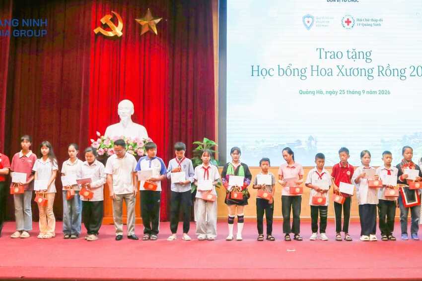Trao tặng học bổng “Hoa Xương Rồng” năm 2026 cho học sinh khuyết tật có hoàn cảnh khó khăn