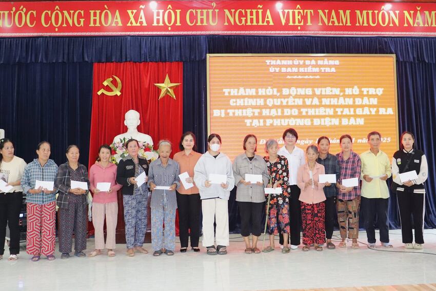 Lãnh đạo thành phố thăm, động viên người dân bị ảnh hưởng do mưa lũ tại phường Điện Bàn