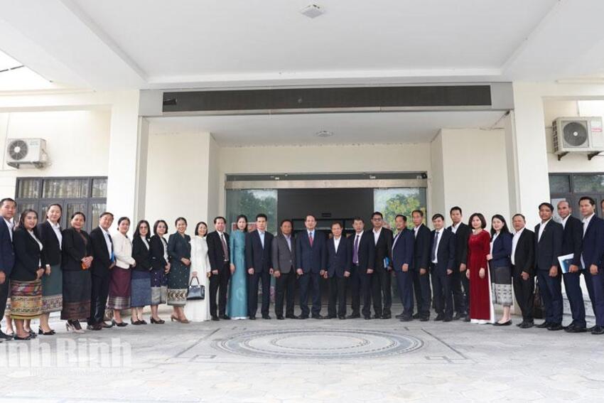 Đoàn cán bộ Trung ương Mặt trận Lào xây dựng đất nước thăm và làm việc tại Ninh Bình
