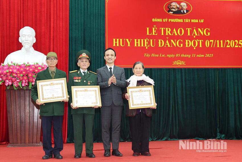 Đảng ủy phường Tây Hoa Lư trao tặng, truy tặng Huy hiệu Đảng cho 38 đảng viên