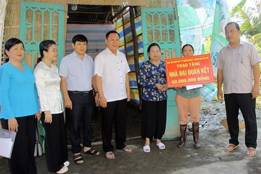 Lãnh đạo Ủy ban MTTQVN thành phố thăm, hỗ trợ hộ dân bị ảnh hưởng do triều cường tại phường Long Mỹ và xã Vị Thủy