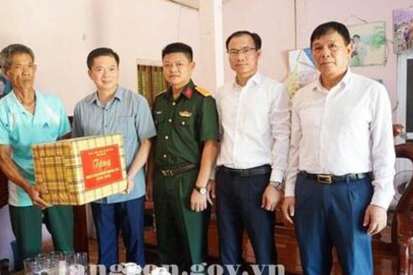 Đồng chí Đinh Hữu Học, Phó Chủ tịch Thường trực HĐND tỉnh thăm, tặng quà các gia đình chính sách tại xã Vũ Lễ