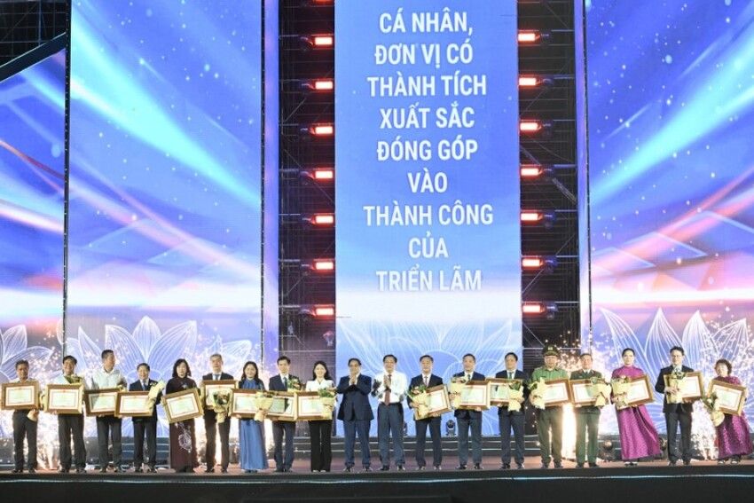 Cùng nhau viết tiếp những trang sử hào hùng của dân tộc bằng tinh thần yêu nước, Bộ Y tế được nhận Bằng khen của Thủ tướng Chính phủ về thành tích xuất sắc tại Triển lãm