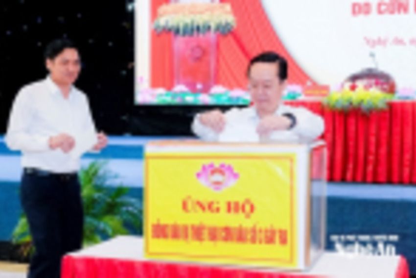 Lãnh đạo tỉnh Nghệ An và cán bộ chủ chốt ủng hộ đồng bào miền Tây khắc phục hậu quả lũ lụt