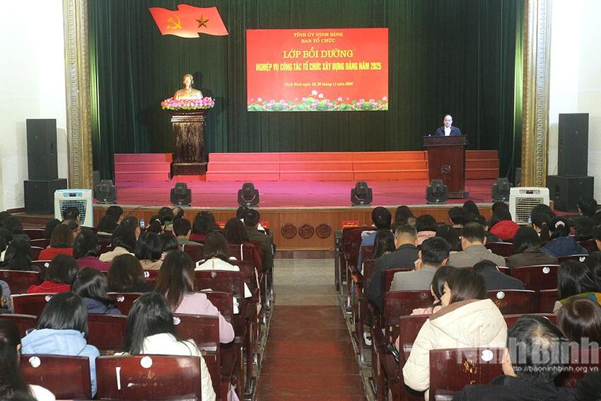 Bồi dưỡng nghiệp vụ cho cán bộ làm công tác tổ chức xây dựng Đảng