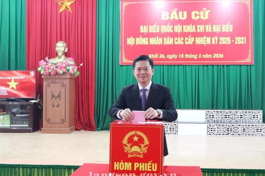 Đồng chí Đinh Hữu Học, Uỷ viên Ban Thường vụ Tỉnh uỷ, Phó Chủ tịch Thường trực UBND tỉnh dự khai mạc và bỏ phiếu bầu tại khu vực bỏ phiếu số 20, khối 26, phường Kỳ Lừa