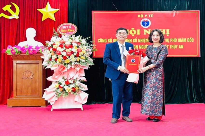 Thứ trưởng Bộ Y tế Nguyễn Thị Liên Hương trao Quyết định về công tác cán bộ