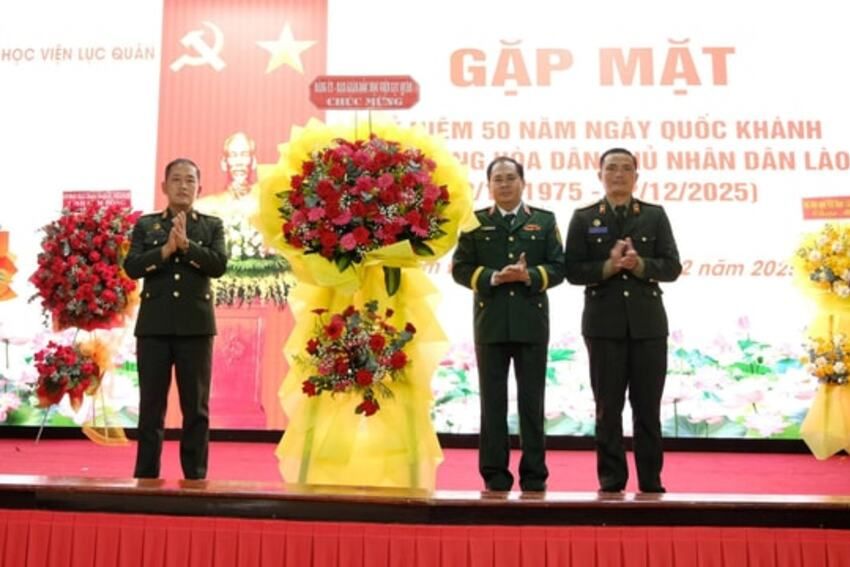 Thắm tình hữu nghị Việt Nam - Lào tại Học viện Lục quân