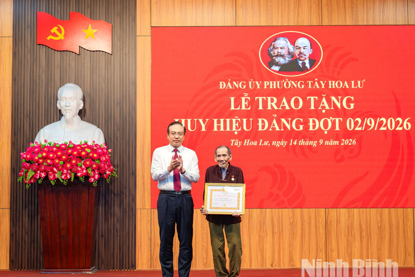 Đảng ủy phường Tây Hoa Lư tổ chức Lễ trao tặng Huy hiệu Đảng cho đảng viên