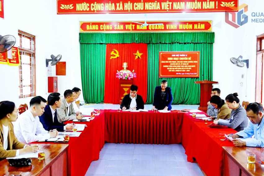 Đồng chí Dương Mạnh Cường, Chánh Văn phòng Tỉnh ủy dự sinh hoạt tại Chi bộ thôn 2 (xã Hải Hoà)