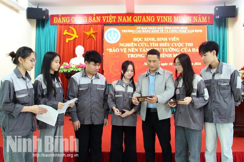 Tuổi trẻ Trường Cao đẳng Kinh tế và Công nghệ Nam Định tích cực tham gia bảo vệ nền tảng tư tưởng của Đảng