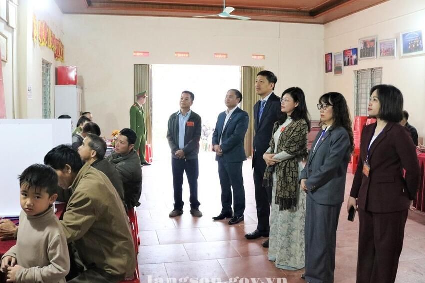 Đồng chí Vũ Hoàng Anh, Phó Bí thư Tỉnh ủy kiểm tra công tác bầu cử tại xã Bắc Sơn và xã Hưng Vũ