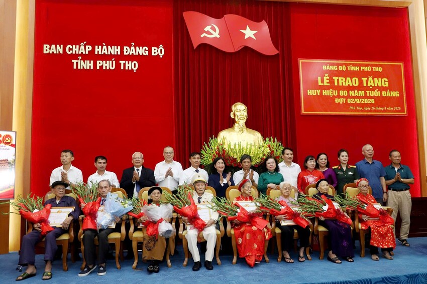 Chủ tịch Bùi Thị Minh Hoài trao Huy hiệu 80 năm tuổi Đảng cho đảng viên lão thành của tỉnh Phú Thọ