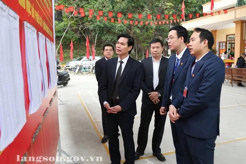 Đồng chí Hoàng Quốc Khánh, Bí thư Tỉnh ủy kiểm tra công tác bầu cử đại biểu Quốc hội khóa XVI và bầu cử đại biểu HĐND các cấp nhiệm kỳ 2026 - 2031 trên địa bàn phường Lương Văn Tri