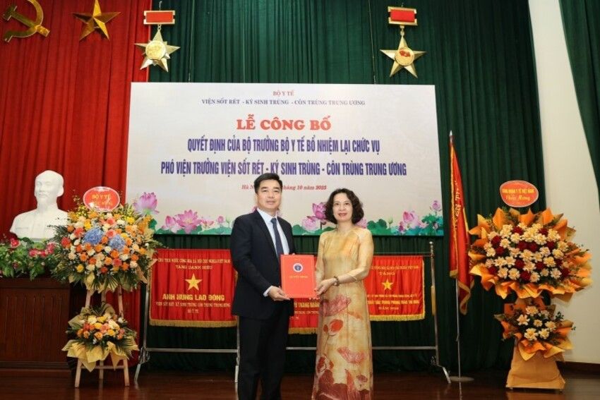 Thứ trưởng Bộ Y tế Nguyễn Thị Liên Hương trao Quyết định bổ nhiệm lại Phó Viện trưởng Viện Sốt rét - Ký sinh trùng - Côn trùng Trung ương