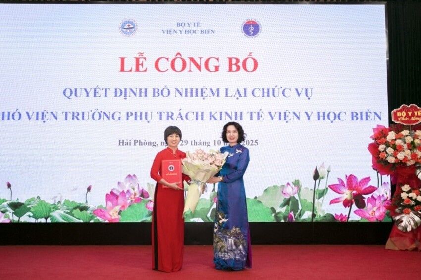 Thứ trưởng Bộ Y tế Nguyễn Thị Liên Hương trao Quyết định bổ nhiệm lại cán bộ Viện Y học biển