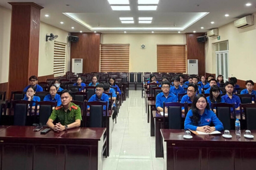 Phường Bạch Mai tổ chức học tập, triển khai nghị quyết, chỉ thị của Bộ Chính trị đồng bộ, thực chất