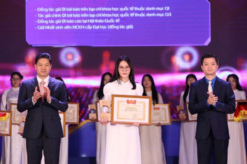 Thứ trưởng Thường trực Bộ Y tế Vũ Mạnh Hà trao Giải thưởng Nữ sinh khoa học công nghệ Việt Nam năm 2025