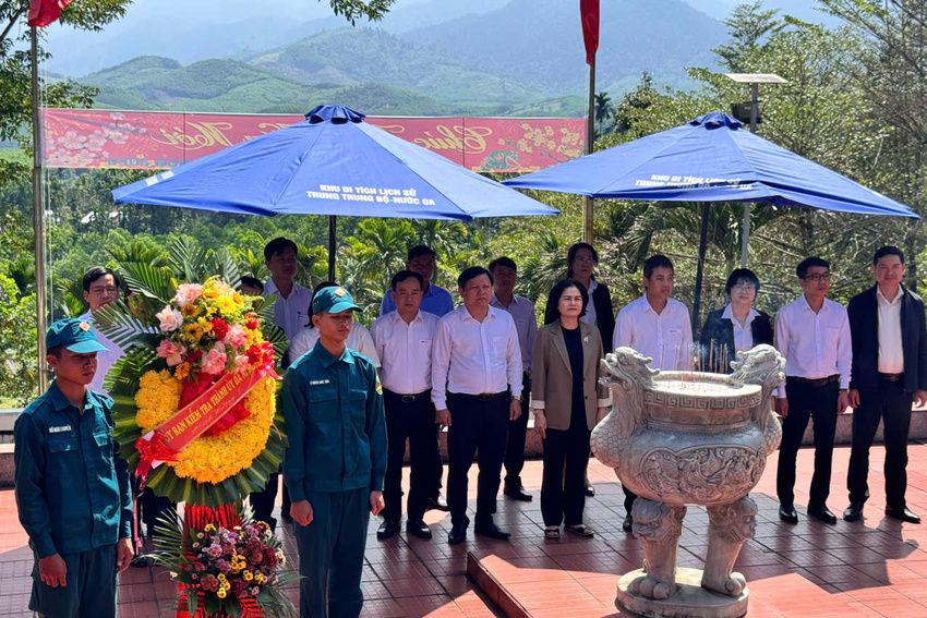 Tưởng nhớ Anh hùng Liệt sĩ Bia di tích Ban Kiểm tra Khu ủy Khu V