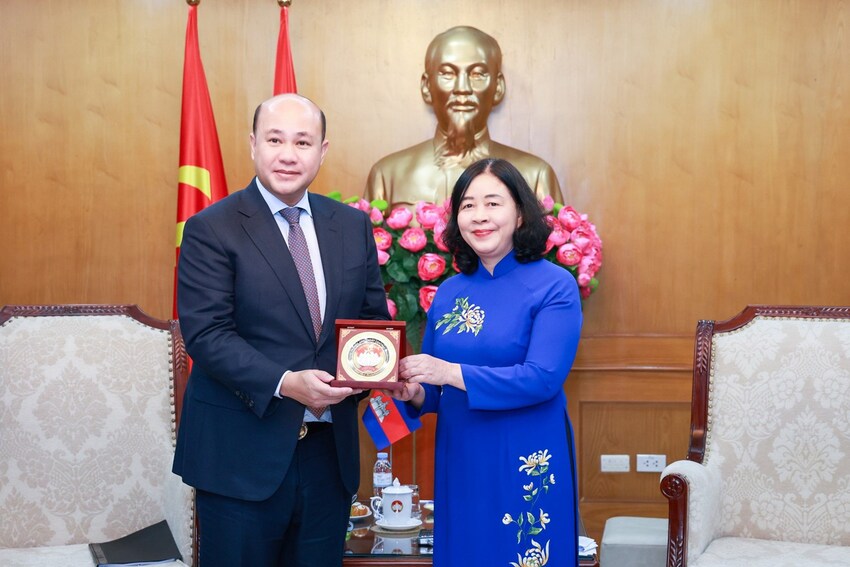 Chủ  tịch Bùi Thị Minh Hoài tiếp Đoàn đại biểu cấp cao Hội Liên hiệp thanh niên Campuchia