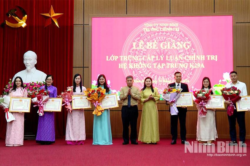 Bế giảng Lớp Trung cấp lý luận chính trị hệ không tập trung K29A