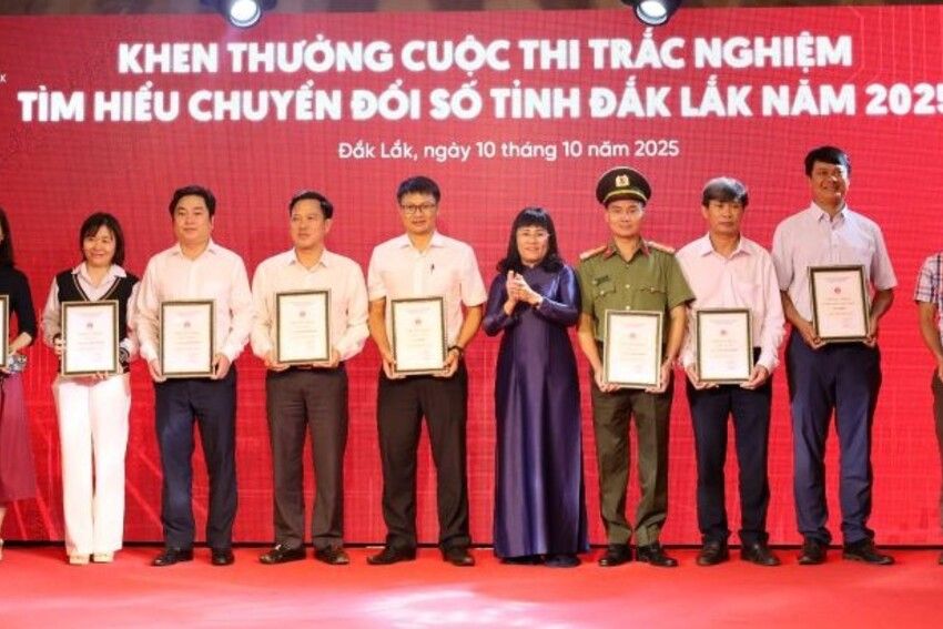 Trao giải Cuộc thi trắc nghiệm tìm hiểu về chuyển đổi số tỉnh Đắk Lắk năm 2025