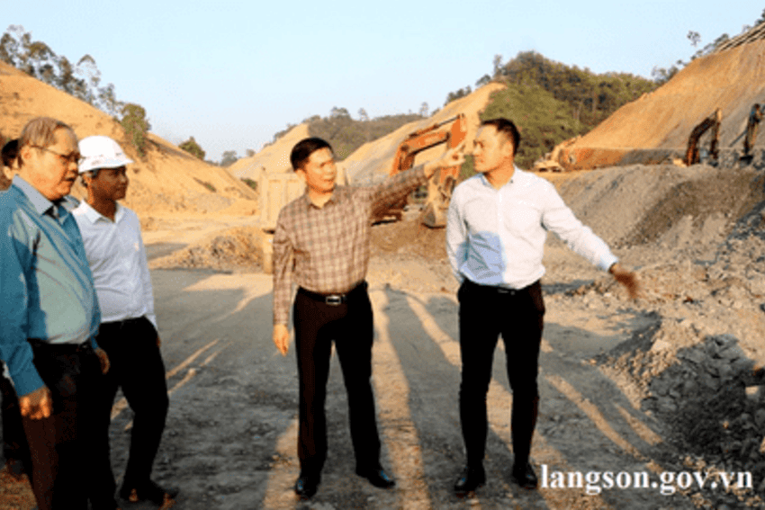 Đồng chí Đinh Hữu Học, Phó Chủ tịch Thường trực UBND tỉnh kiểm tra tình hình thực hiện dự án tuyến cao tốc cửa khẩu Hữu Nghị - Chi Lăng