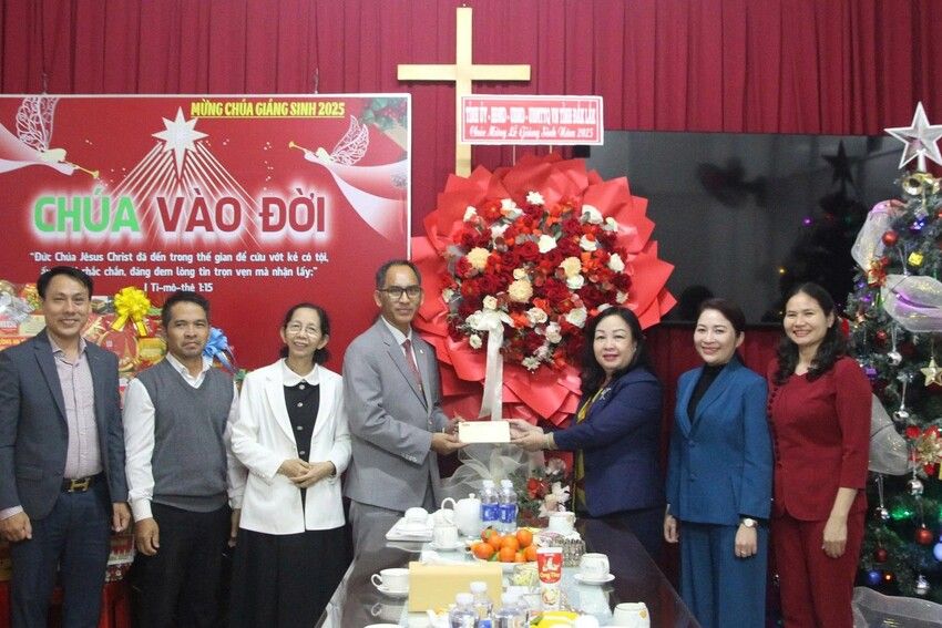 Phó Bí thư Thường trực Tỉnh ủy, Chủ tịch HĐND tỉnh Đắk Lắk Cao Thị Hòa An thăm, chúc mừng Giáng sinh tại hai chi hội Tin lành