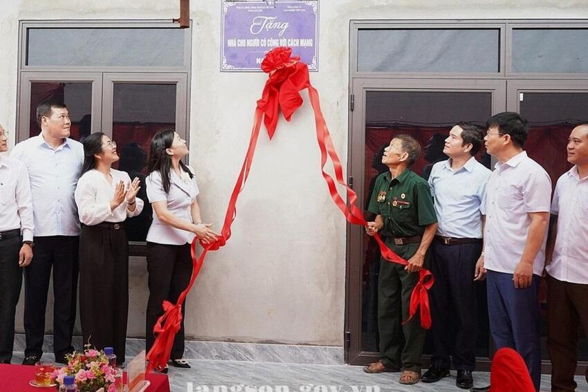 Đồng chí Trần Thanh Nhàn, Phó Chủ tịch UBND tỉnh dự lễ khánh thành, bàn giao nhà cho người có công tại xã Vũ Lăng