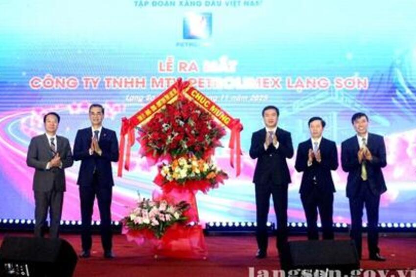 Đồng chí Nguyễn Cảnh Toàn, Phó Bí thư Tỉnh ủy, Chủ tịch UBND tỉnh dự lễ ra mắt Công ty TNHH MTV Petrolimex Lạng Sơn