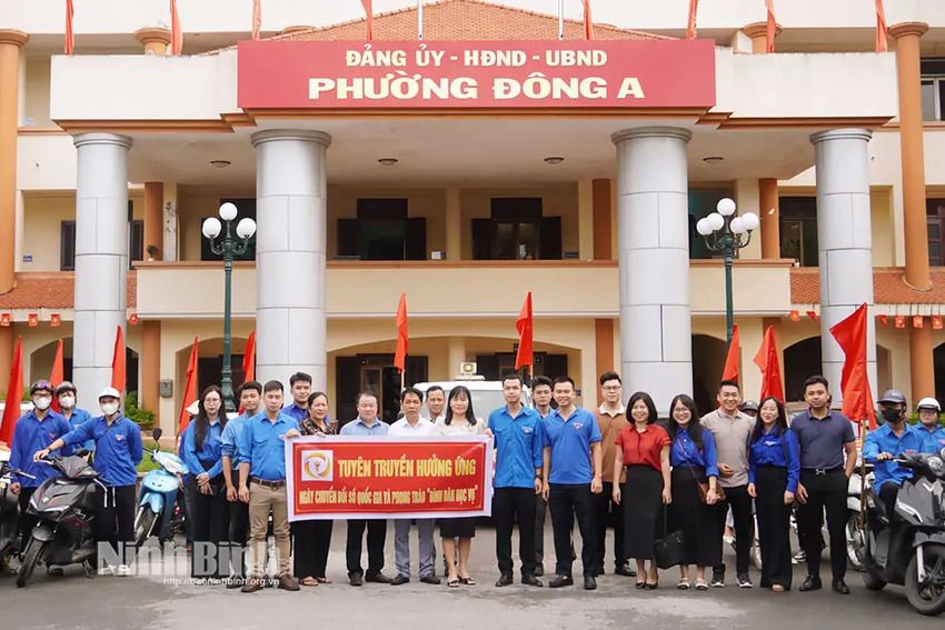 Diễu hành tuyên truyền hưởng ứng ngày Chuyển đổi số quốc gia 10/10 và phong trào “Bình dân học vụ số”