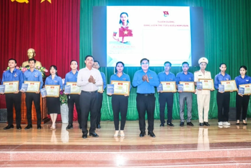 Lấy việc học và làm theo Bác là kim chỉ nam cho hành động