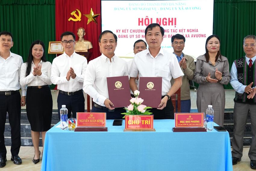 Đảng ủy Sở Ngoại vụ Đà Nẵng và Đảng ủy xã Avương ký kết chương trình kết nghĩa