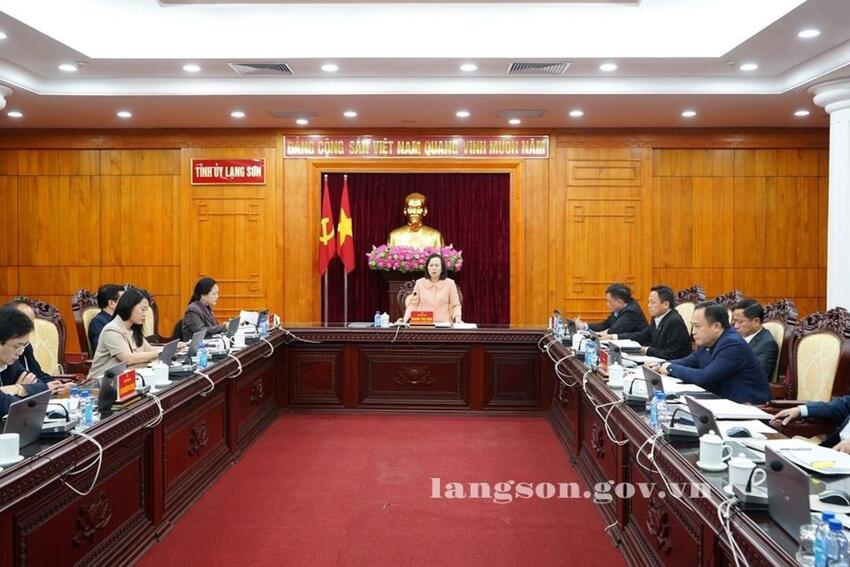 Đồng chí Đoàn Thị Hậu, Phó Bí thư Thường trực Tỉnh ủy chủ trì giao ban với các cơ quan chuyên trách tham mưu, giúp việc Tỉnh ủy