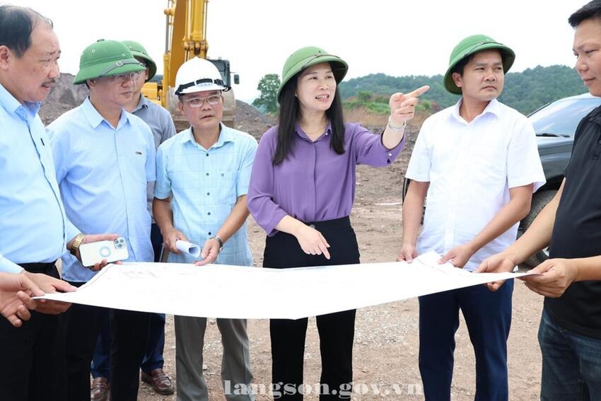 Đồng chí Trần Thanh Nhàn, Phó Chủ tịch UBND tỉnh kiểm tra tình hình thực hiện các dự án tại xã Lộc Bình