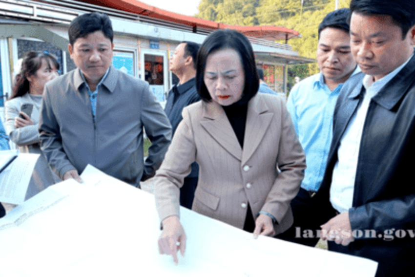 Đồng chí Đoàn Thị Hậu, Phó Bí thư Thường trực Tỉnh uỷ, Chủ tịch HĐND tỉnh khảo sát tình hình thực hiện các dự án trọng điểm trên địa bàn các xã Hoàng Văn Thụ, Na Sầm, Văn Lãng