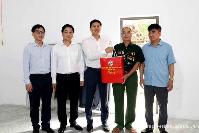 Đồng chí Vũ Hoàng Anh, Phó Bí thư Tỉnh ủy thăm, tặng quà gia đình chính sách, người có công tại xã Tri Lễ
