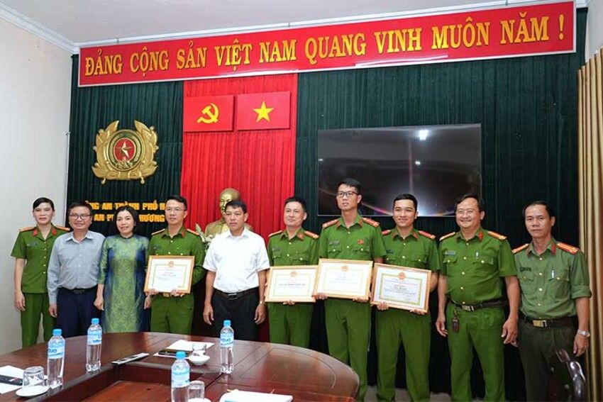 Hương Trà: Thường trực Đảng ủy dự Lễ khen thưởng Công an phường vì thành tích xuất sắc trong đảm bảo an ninh trật tự