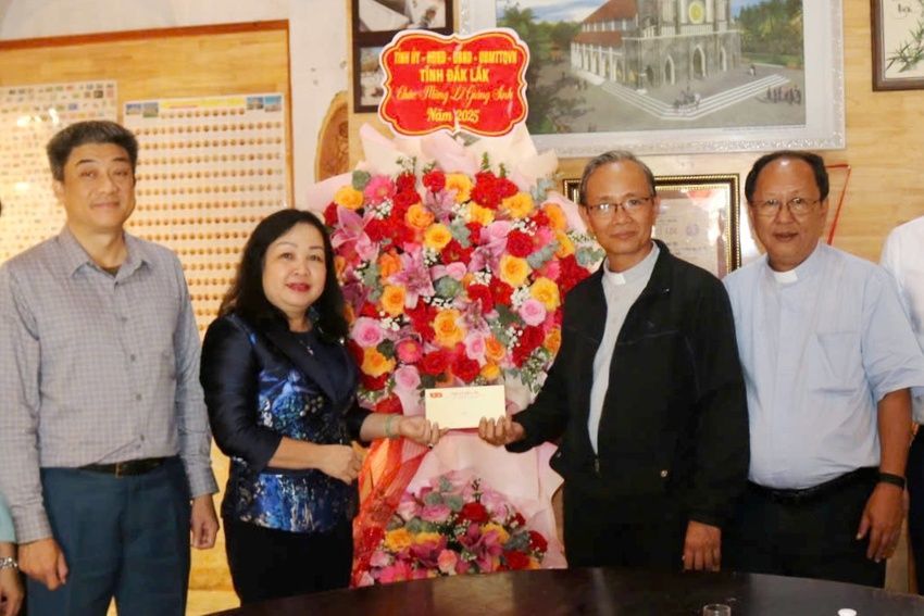 Phó Bí thư Thường trực Tỉnh ủy Cao Thị Hòa An thăm, chúc mừng Giáng sinh