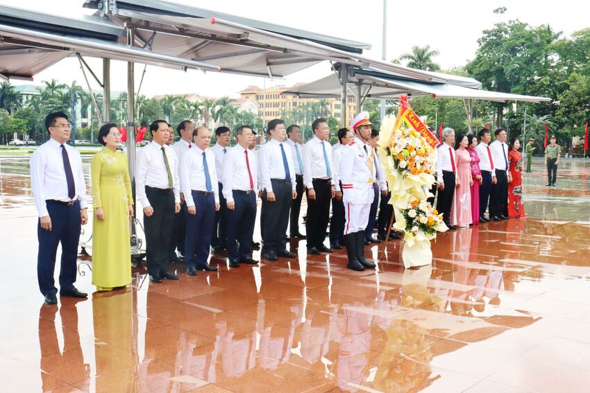 Đoàn đại biểu dự Đại hội đại biểu Đảng bộ tỉnh dâng hương, dâng hoa tưởng nhớ Chủ tịch Hồ Chí Minh, đồng chí Nguyễn Đức Cảnh, Tổng Bí thư Nguyễn Văn Linh và tưởng niệm các Mẹ Việt Nam anh hùng, các an