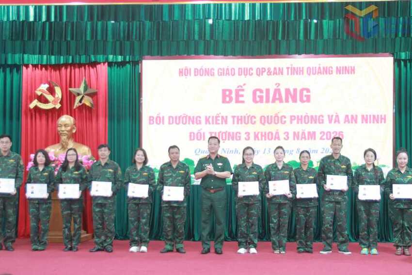 Bế giảng lớp bồi dưỡng kiến thức quốc phòng, an ninh cho cán bộ đối tượng 3