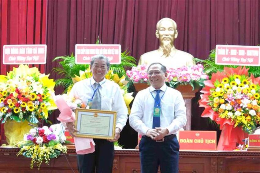 Chủ tịch UBND thành phố Cần Thơ tặng Bằng khen cho Anh hùng Lao động Hồ Quang Cua