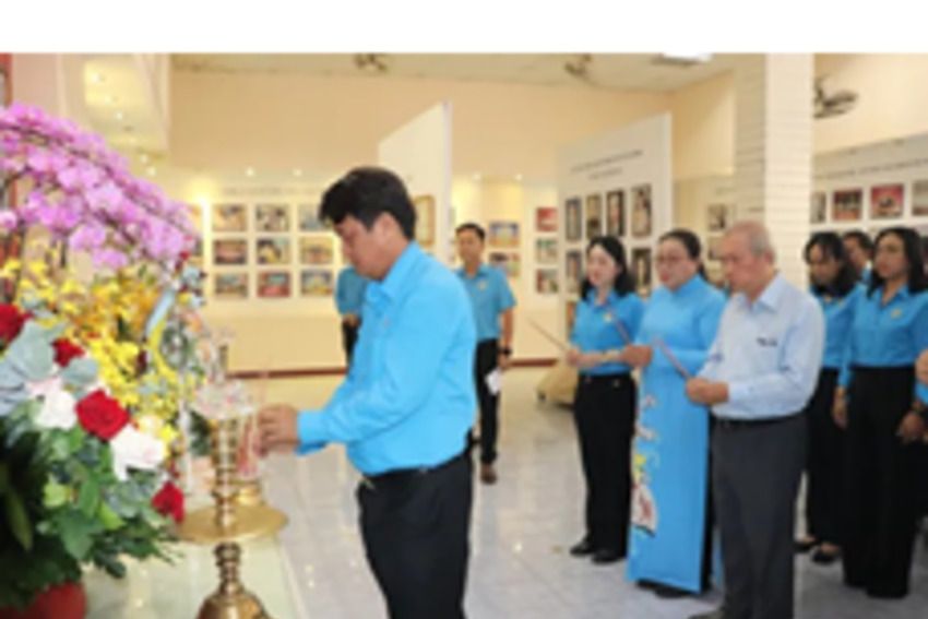 Cán bộ công đoàn dâng hương tưởng nhớ Chủ tịch Hồ Chí Minh và Chủ tịch Tôn Đức Thắng