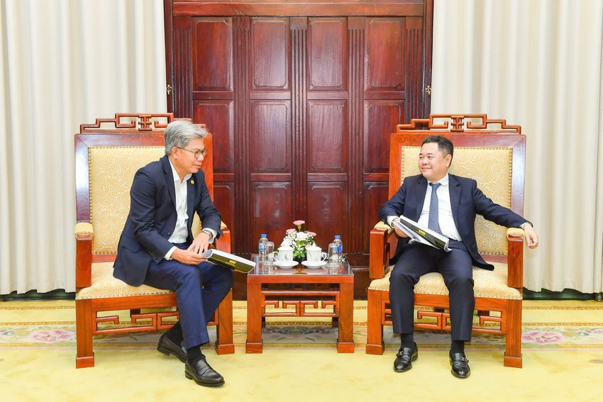 Phó Thống đốc Nguyễn Ngọc Cảnh tiếp xã giao Chủ tịch kiêm Tổng Giám đốc Tập đoàn Maybank