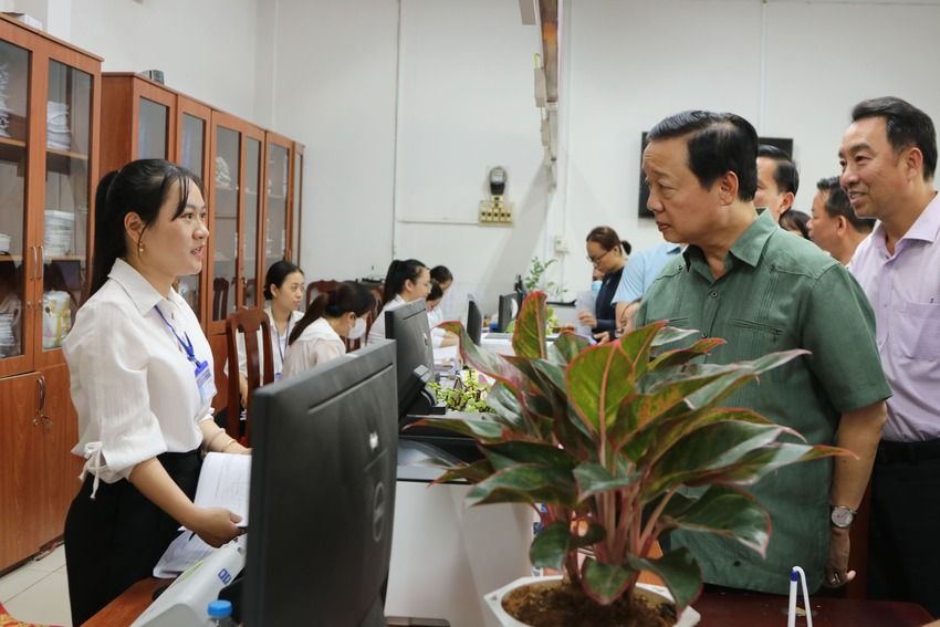 Phó Thủ tướng Chính phủ Trần Hồng Hà kiểm tra công tác vận hành bộ máy chính quyền địa phương cấp xã tại xã Phú Túc