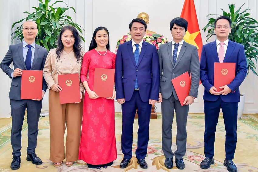 Bộ Ngoại giao trao quyết định tiếp nhận, điều động, bổ nhiệm cán bộ lãnh đạo, quản lý