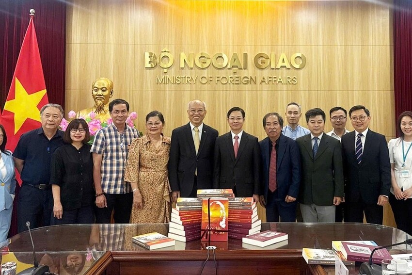 Bộ Ngoại giao tiếp nhận 3.500 cuốn sách ‘Theo dấu chân Người’ phục vụ công tác đối ngoại