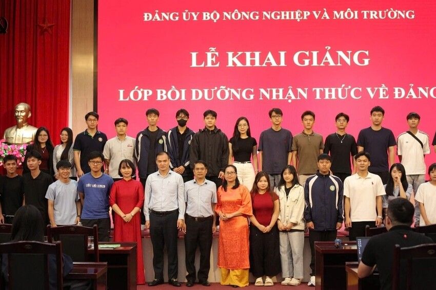 Khai giảng lớp Bồi dưỡng nhận thức về Đảng