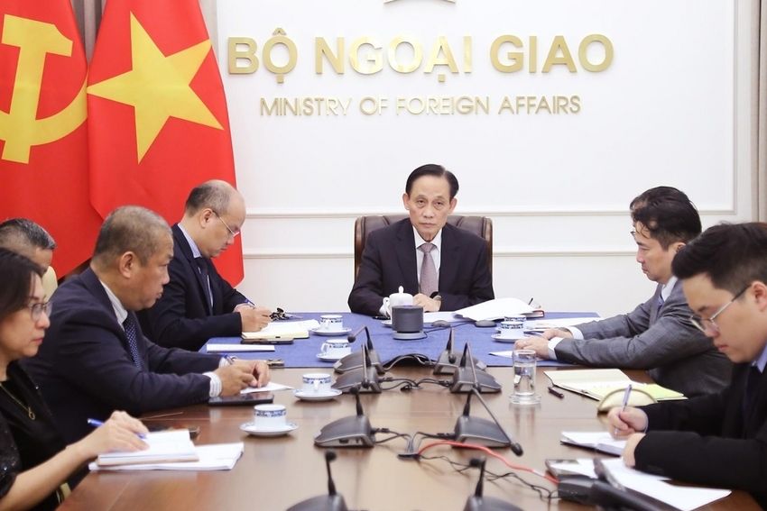 Ủy viên Bộ Chính trị, Bộ trưởng Ngoại giao Lê Hoài Trung điện đàm với Bộ trưởng Ngoại giao Venezuela Yván Gil Pinto